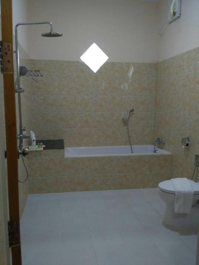 Hotel Famous Hotel Bago 3*